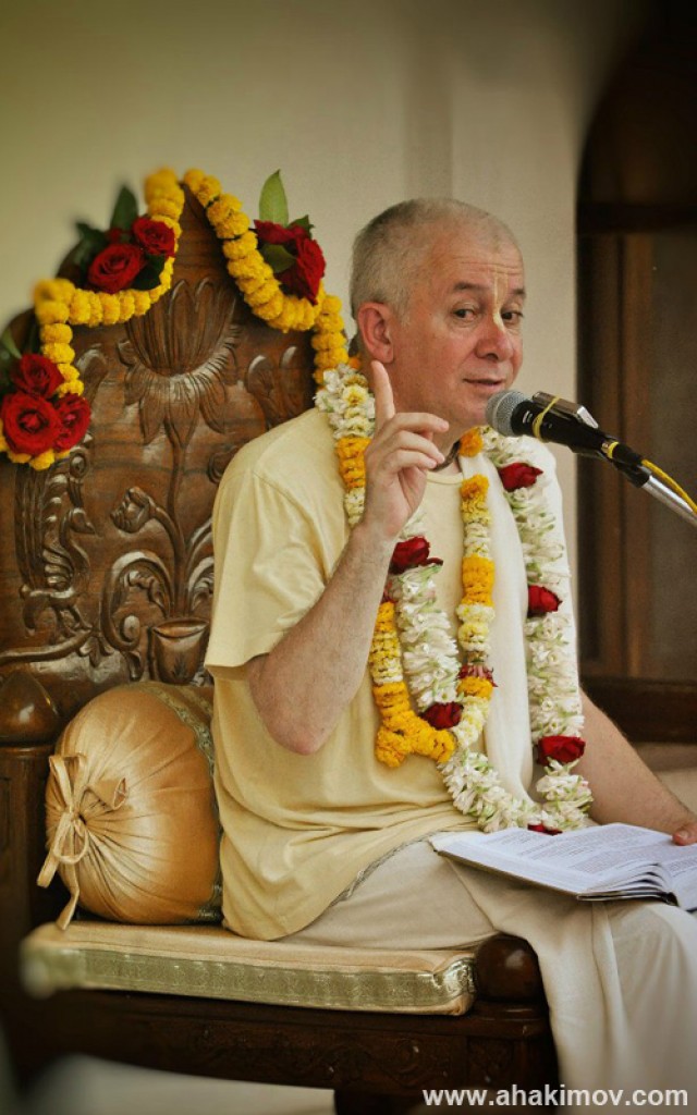 инициация чайтанья чандра чаран прабху. бхакти чайтаньи свами махараджа. чайтанья чандра чаран дас. бхакти чайтанья свами. чайтанья чандра чаран шримад бхагаватам.