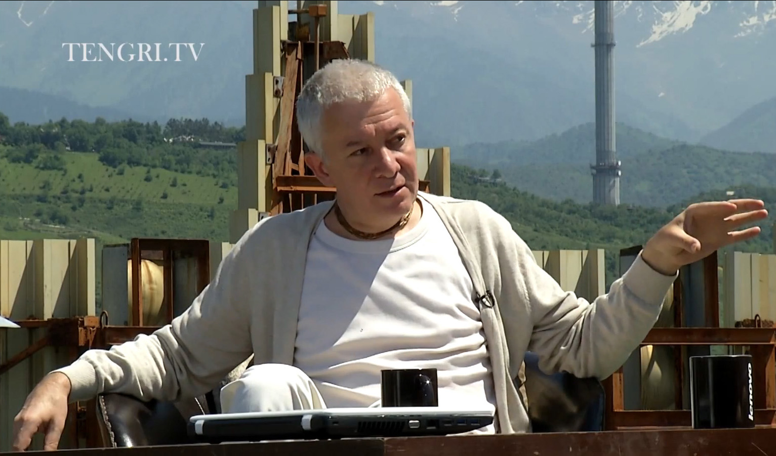 Добавлено интервью Александра Хакимова в ток-шоу "На крыше"