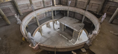 В крыле Нрисимхадева установлена статуя Ману