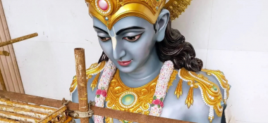 Статуи Джая и Виджая перенесли на постоянные места в Храме Ведического Планетария