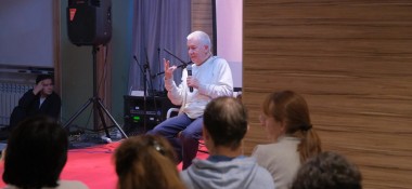 В раздел "Статьи" добавлена вторая часть статьи Александра Хакимова "Великая жизнь, сотканная из маленьких деталей"